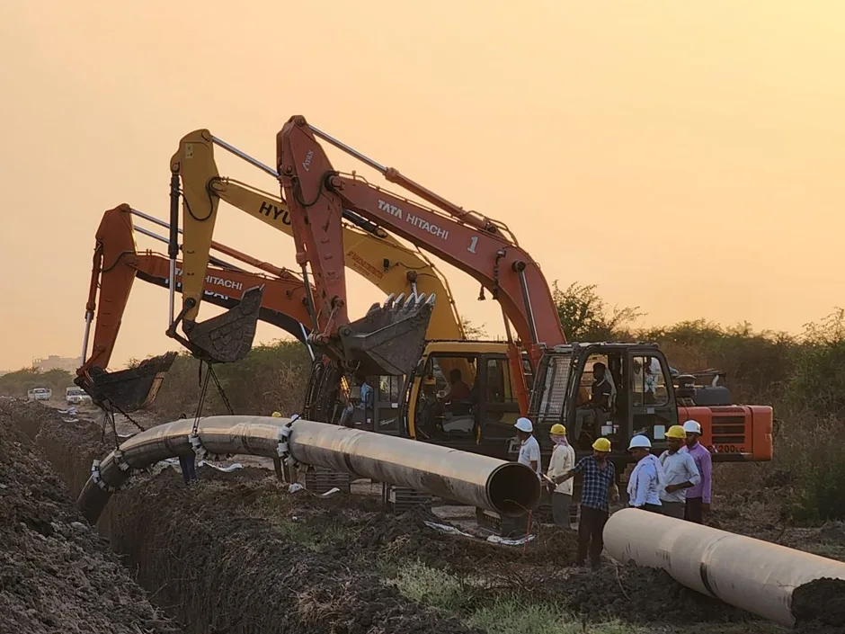 Excavators laying pipeline at a Vectras project site